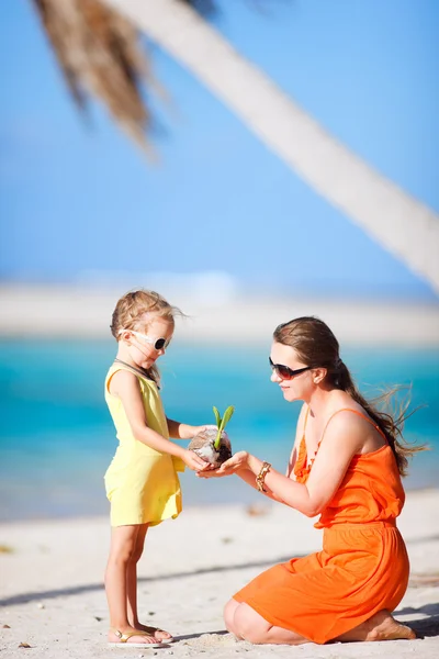 Mãe e filha em uma praia — Fotografia de Stock