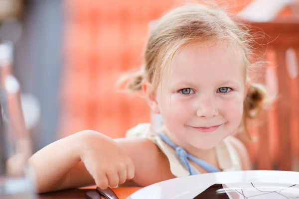 Schattig klein meisje portret — Stockfoto