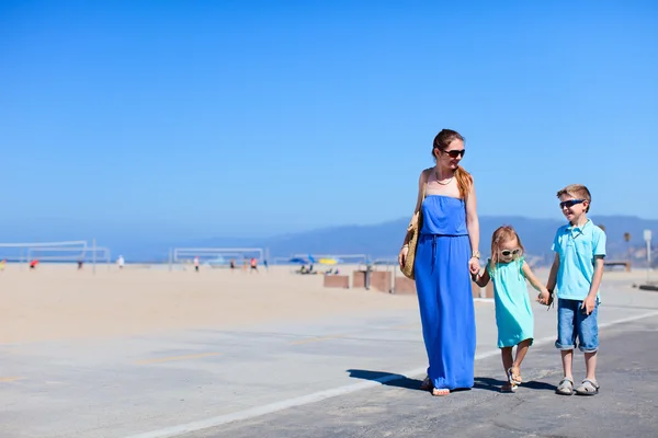 Семья на пляже Санта-Моника — стоковое фото