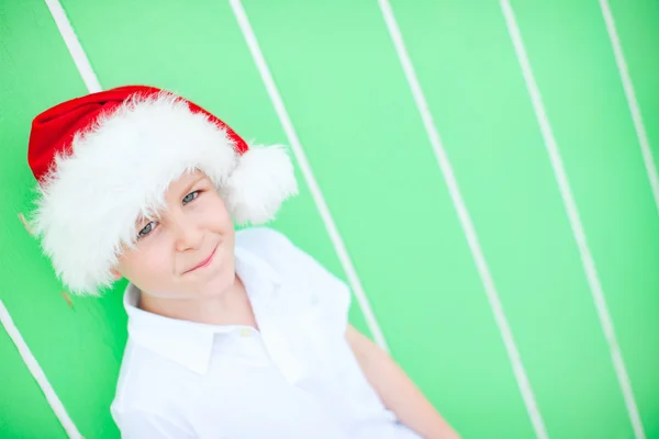 Carino ragazzo in un cappello di Babbo Natale — Foto Stock