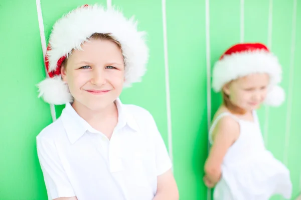 Rapaz bonito com um chapéu de Pai Natal — Fotografia de Stock