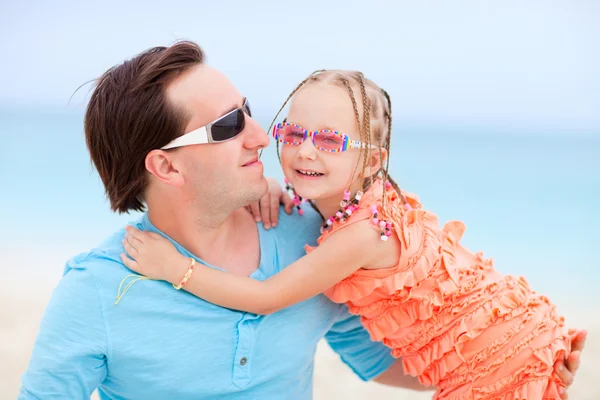 Vader en dochter op strand — Stockfoto