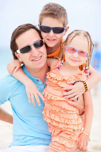 Pai e filhos na praia — Fotografia de Stock