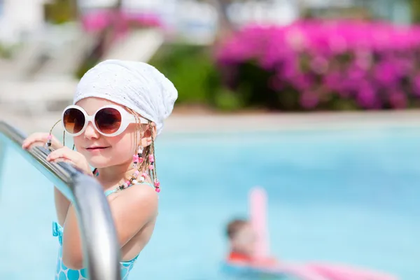 Little girl at swimming pool — Stock Photo, Image