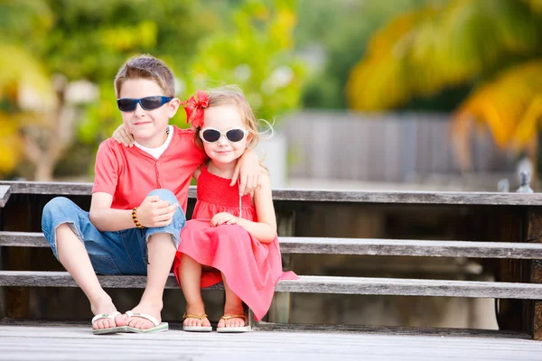 Fratello e sorella all'aperto — Foto Stock