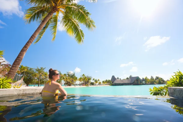 Kvinna i poolen — Stockfoto