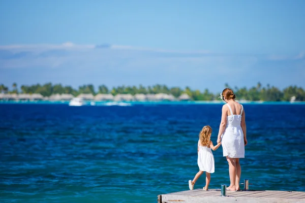 Mother and daughter at oceanfront — Stock Photo, Image