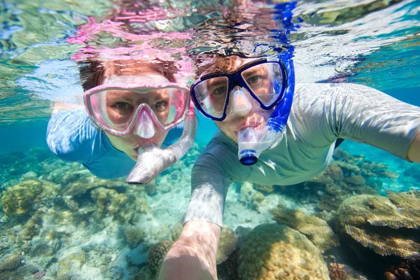 Casal snorkeling — Fotografia de Stock