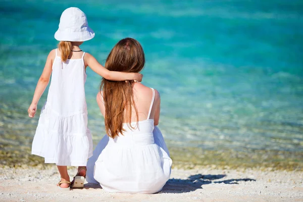 Madre e figlia in vacanza tropicale — Foto Stock