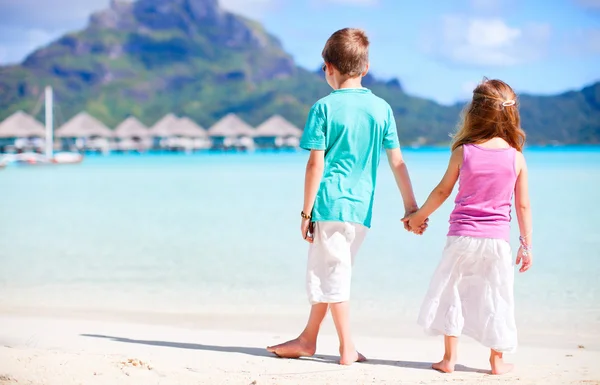 Två barn på stranden — Stockfoto