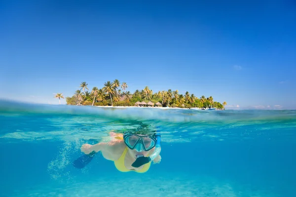 Donna snorkeling — Foto Stock