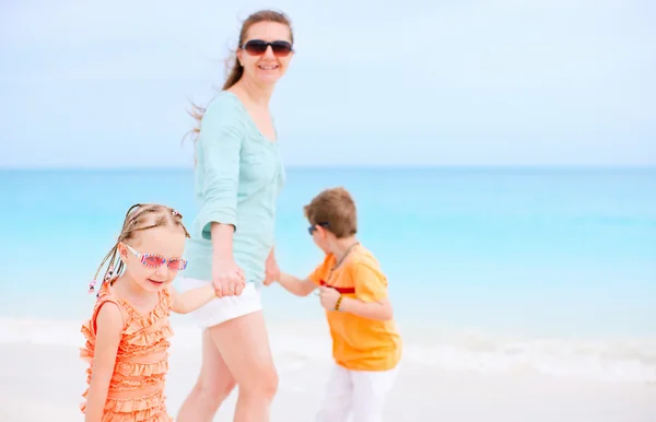 Family on tropical vacation — Stock Photo, Image