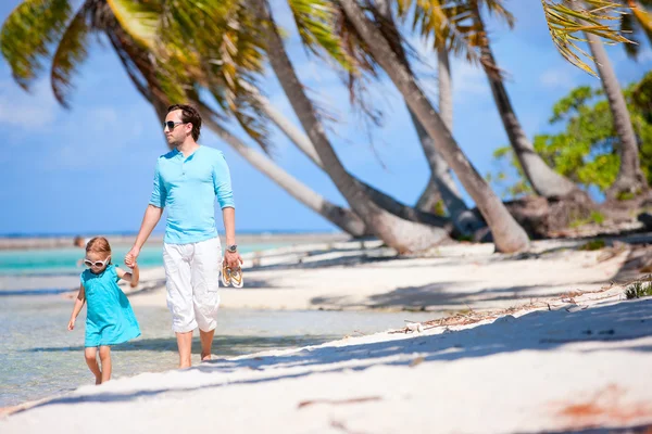 Padre e hija en una playa — Foto de Stock