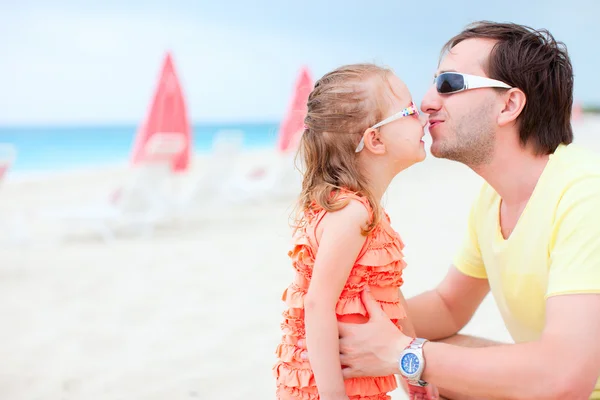 Padre e hija en la playa —  Fotos de Stock