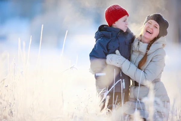 Matka a syn venku na zimní den — Stock fotografie