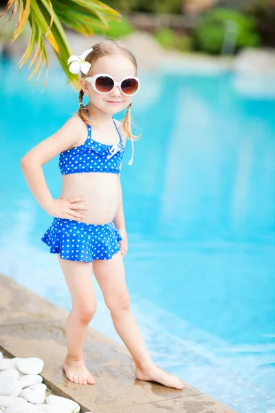 Bambina vicino alla piscina — Foto Stock