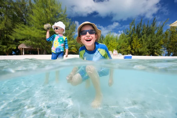 Dos niños en vacaciones tropicales — Foto de Stock