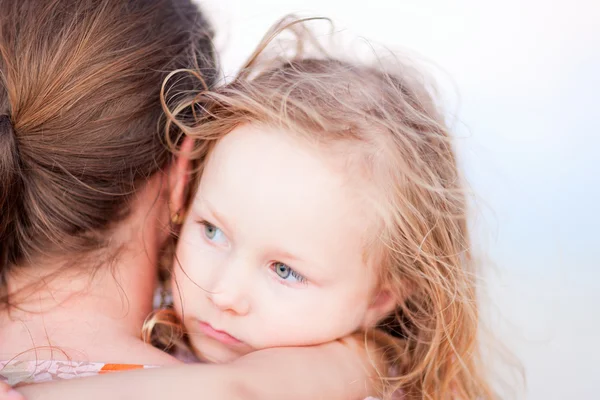 Kleines Mädchen von ihrer Mutter gehalten — Stockfoto