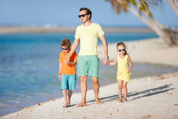 Far och barn på en strand — Stockfoto