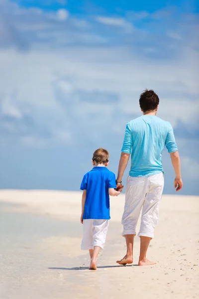 Far och son på en strand — Stockfoto