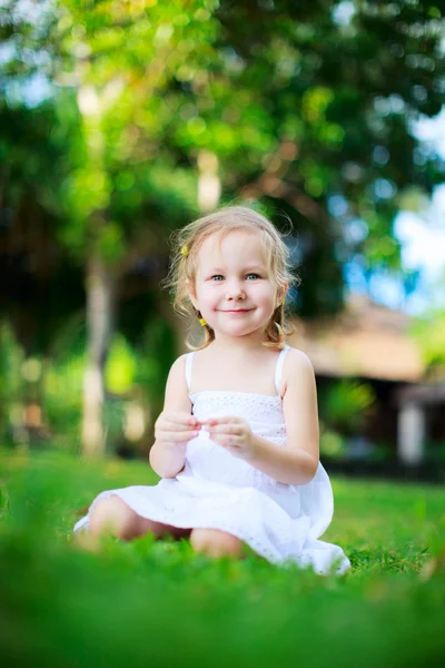 Doce menina ao ar livre — Fotografia de Stock