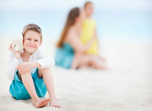 Netter Junge mit Muschel — Stockfoto