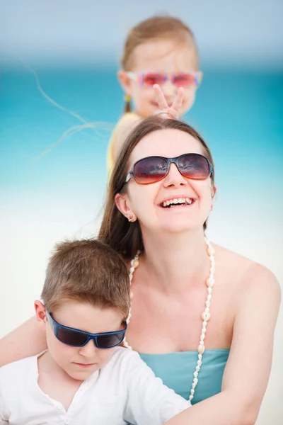 母亲和孩子们在海滩上 — 图库照片