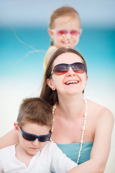 Madre e bambini in spiaggia — Foto Stock