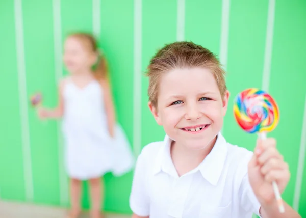 Niño con piruleta — Foto de Stock