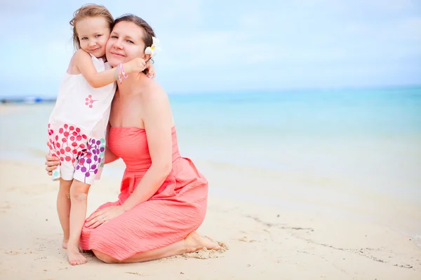 Mãe e filha ao ar livre — Fotografia de Stock