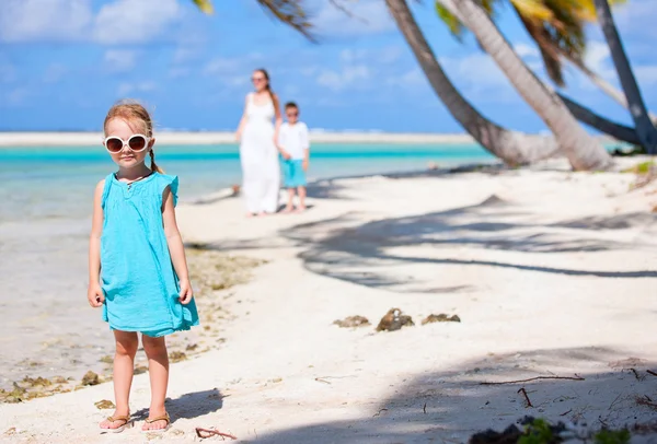 Kumsalda küçük bir kız — Stok fotoğraf