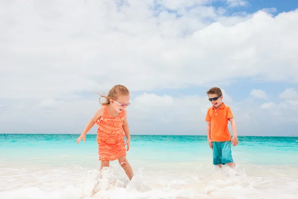 Plajda iki çocuk — Stok fotoğraf