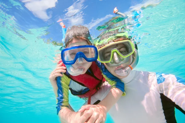 Far och son snorkling — Stockfoto