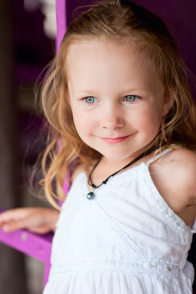 Αξιολάτρευτο μικρό κορίτσι πορτρέτο — Φωτογραφία Αρχείου