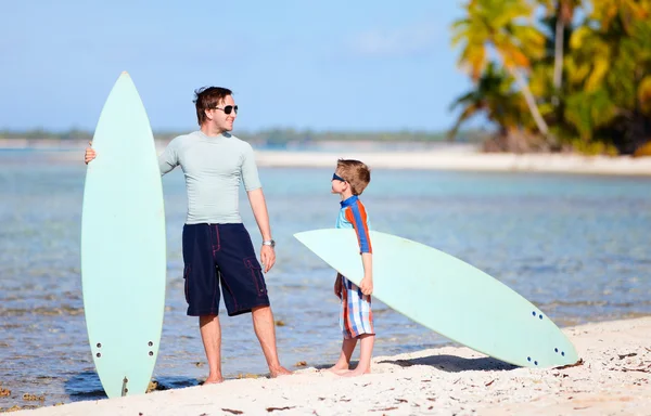 Vater und Sohn mit Surfbrettern — Stockfoto