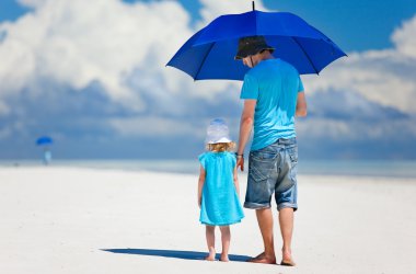 Baba ve kızı plajda yürüyüş
