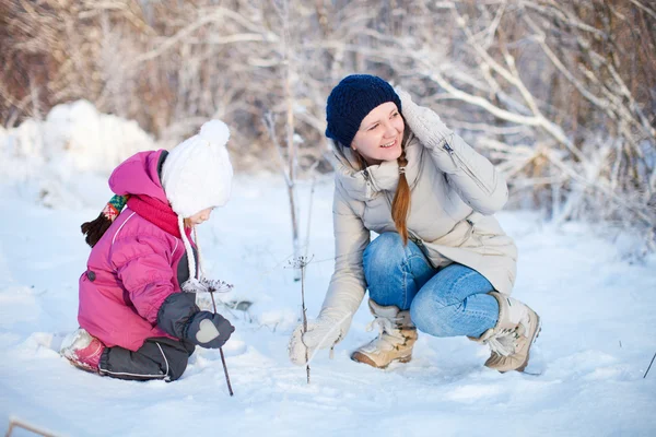 Мати і дочка на відкритому повітрі взимку — стокове фото