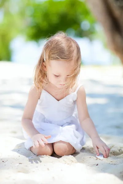 Petite fille à la plage — Photo