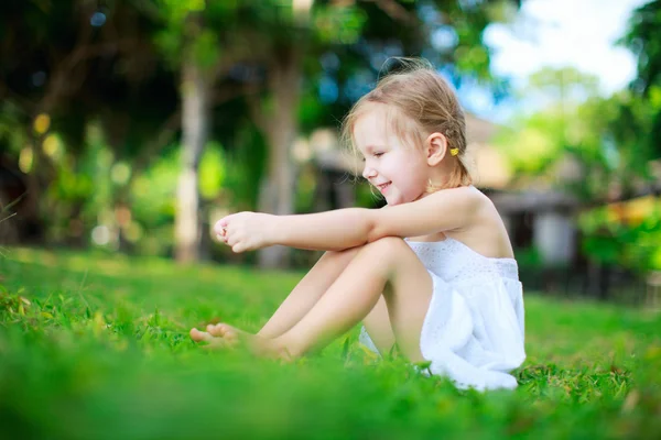 Petite fille en plein air — Photo