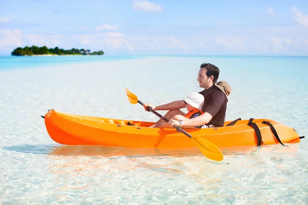 Far och dotter kajakpaddling — Stockfoto