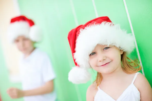 Liten flicka klädd santa hatt — Stockfoto