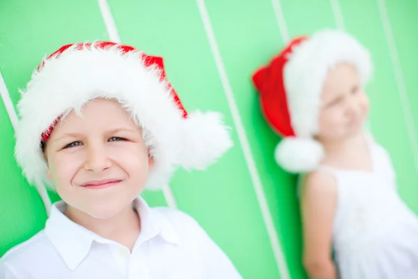Süßer Junge mit Weihnachtsmann-Hut — Stockfoto