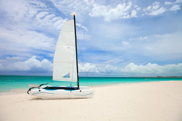 Catamarã na praia tropical — Fotografia de Stock