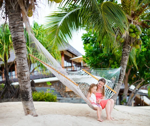 Mother and daughter relaxing in hammock — Stock Photo, Image