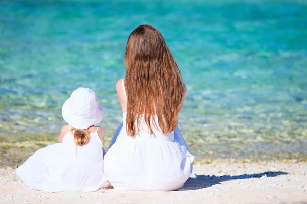 Mãe e filha na praia tropical — Fotografia de Stock