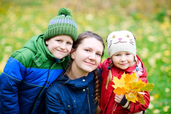 Familjen på hösten park — Stockfoto