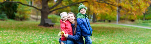 Rodina na podzimní park — Stock fotografie