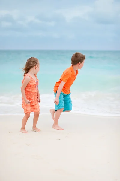 Dos niños en la playa —  Fotos de Stock