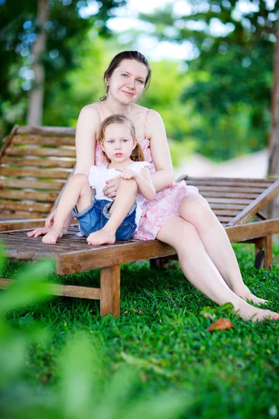 Madre e hija al aire libre — Foto de Stock