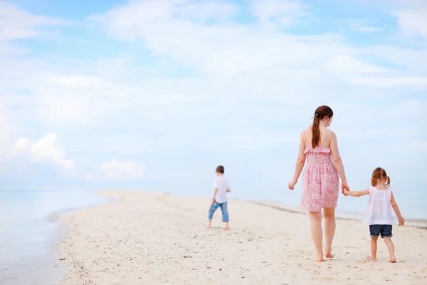 Madre y dos niños en la playa —  Fotos de Stock